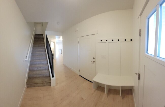 Building Photo - 3 bed, 2.5 bath townhome w/bonus room in S...