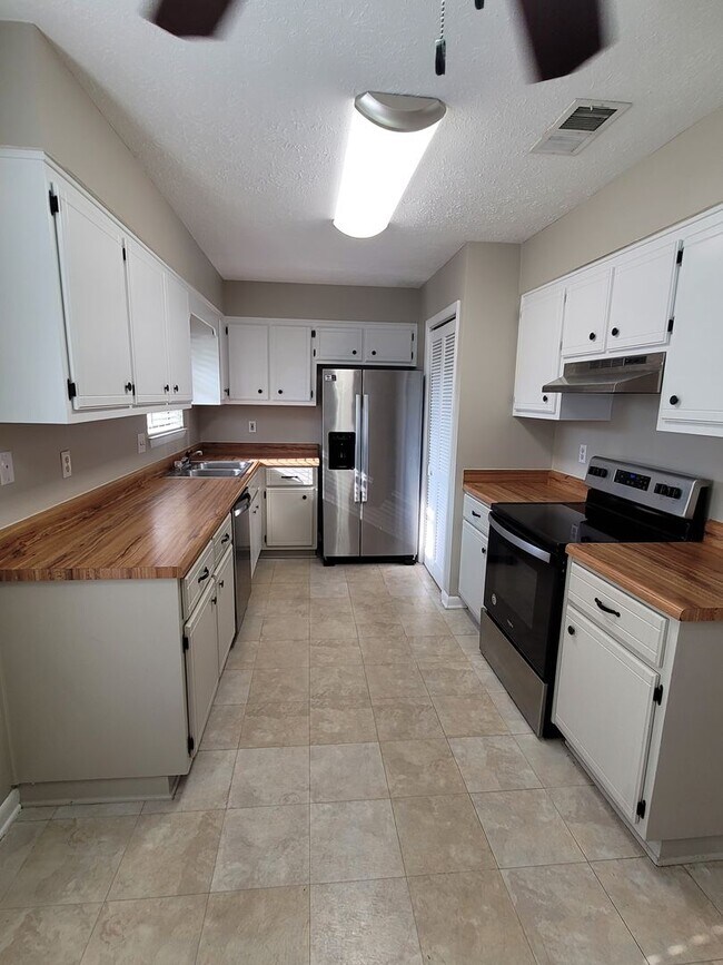 Foto del edificio - Callaway 3 bedroom 2 bath home with 2 car ...