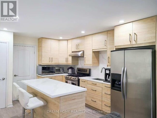 Building Photo - 6452 Chaumont Crescent