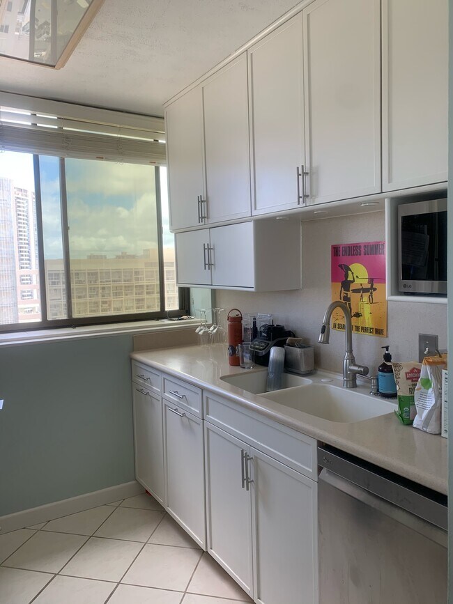 Foto del edificio - 2444 Hihiwai St