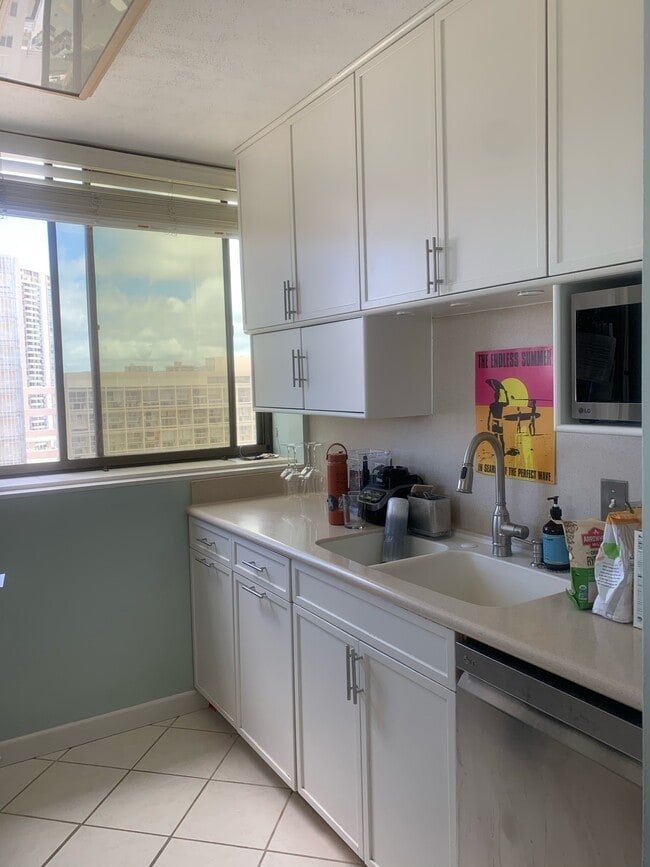 Building Photo - 2444 Hihiwai St