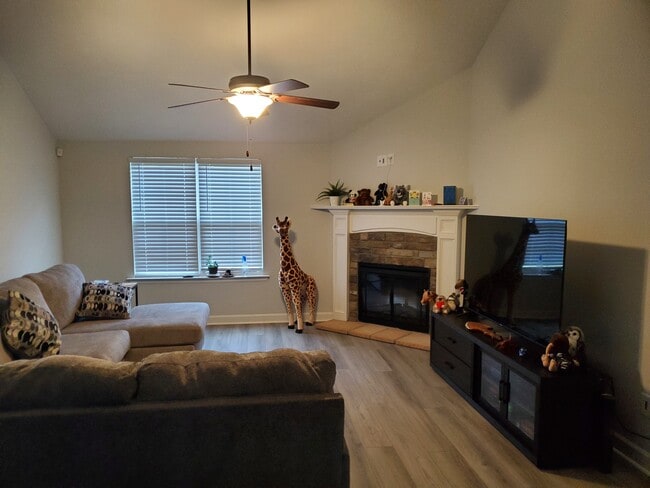 Foto del edificio - 529 Jensen Ln