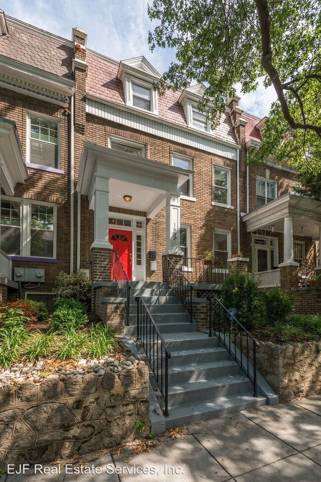 Foto del edificio - 1627 Hobart St NW