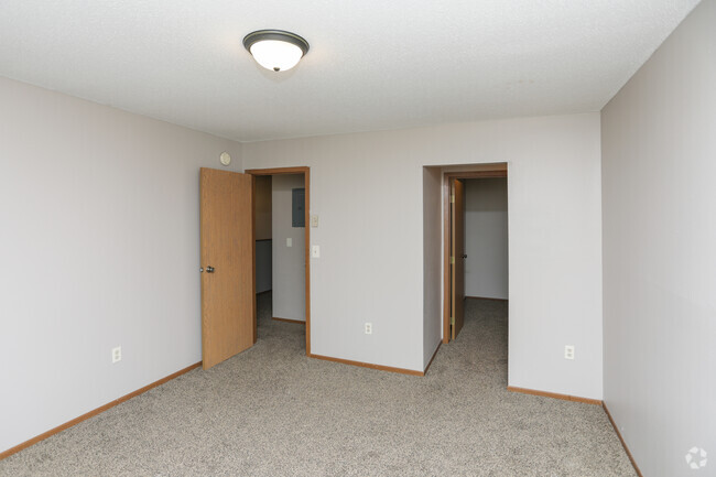 2BR, 1BA - 900SF - Ninth Circle Apartments