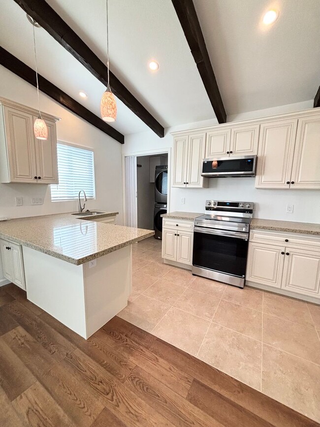Building Photo - Luxury 1 Bedroom 1 Bathroom Available Now!