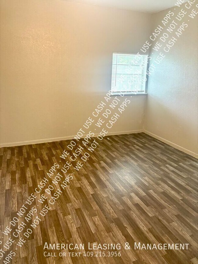 Foto del edificio - 814 Moore Ave