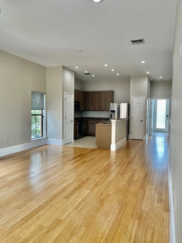 Foto del edificio - 3744 Avalon Park E Blvd
