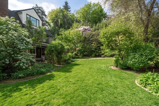 Foto del edificio - Amazing Nob-Hill Estate with impeccable finishes throughout!
