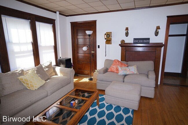 Building Photo - 401-403 Washburn Pl