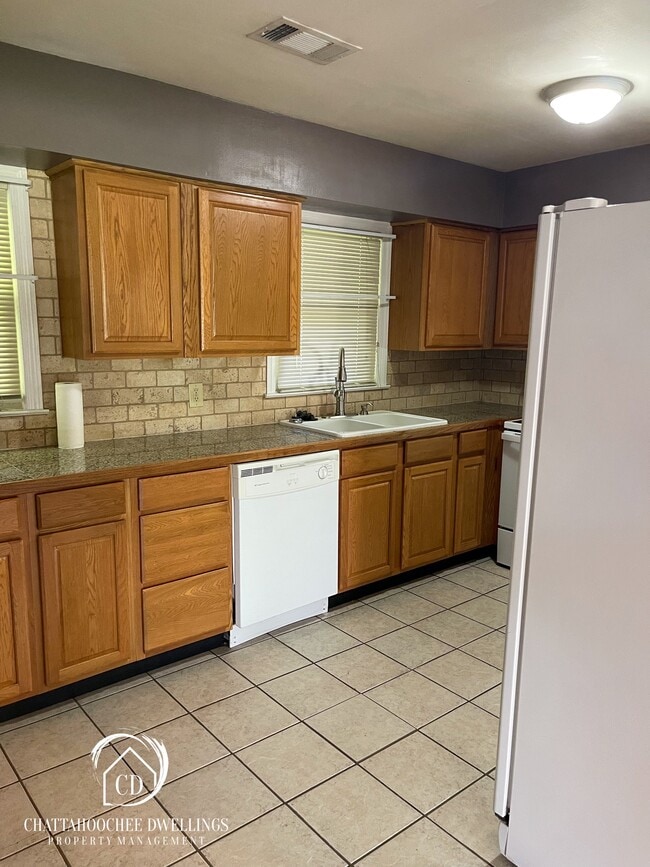 Building Photo - 526 Englewood Dr