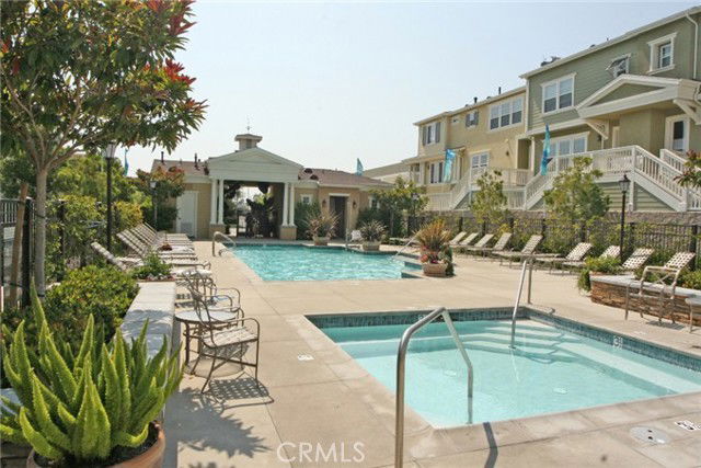 Building Photo - 1800 Oak St