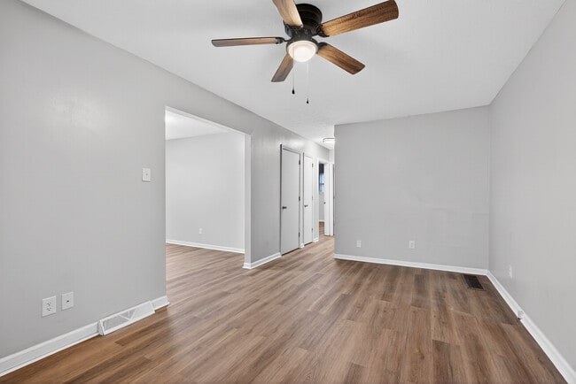 Building Photo - 1350 Dix Dr