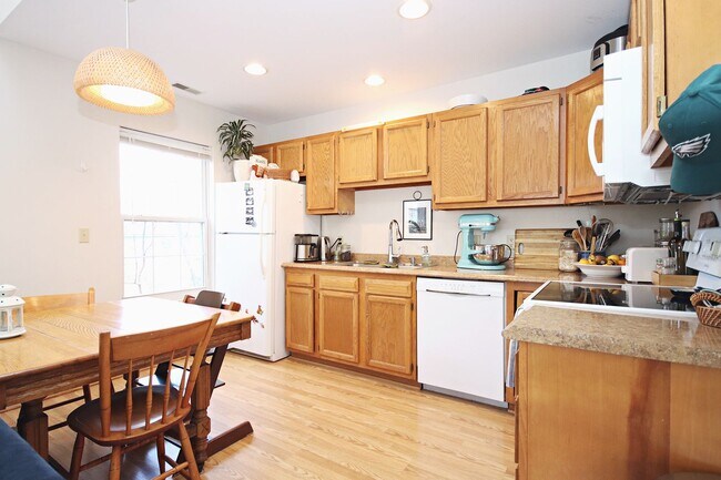 Foto del edificio - Pet-Friendly End-Unit Ridgecrest Townhome