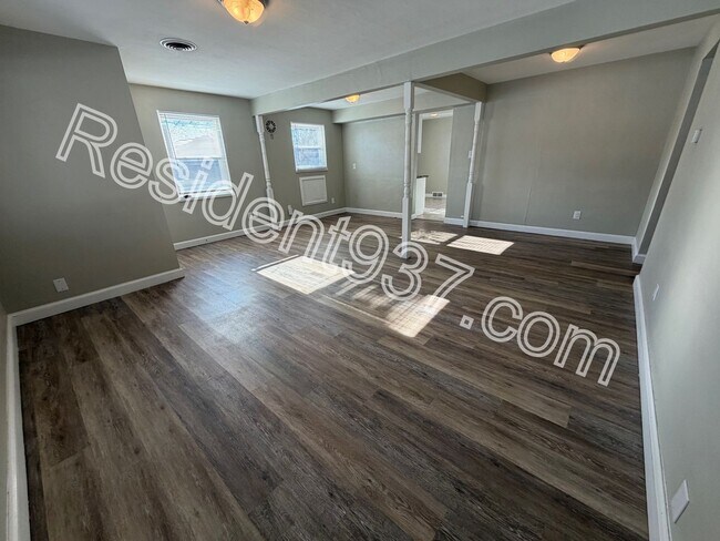 Foto del edificio - 2 Bed 1 bath with 500 SQ FT DETACHED GARAGE/WORKSHOP