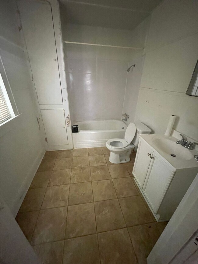 Foto del edificio - 2 Bedroom Apartment in Highland!