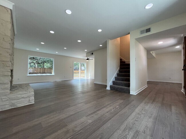 Foto del edificio - JUST RENOVATED 4/2.5 IN GREAT LEANDER LOCA...