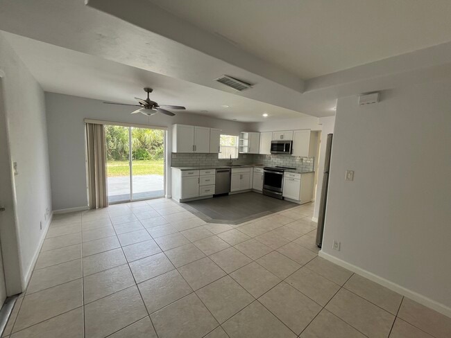Building Photo - 5 Wisteria Dr