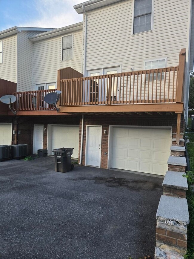 Building Photo - Spacious 2-Bedroom Townhome – End Unit wit...