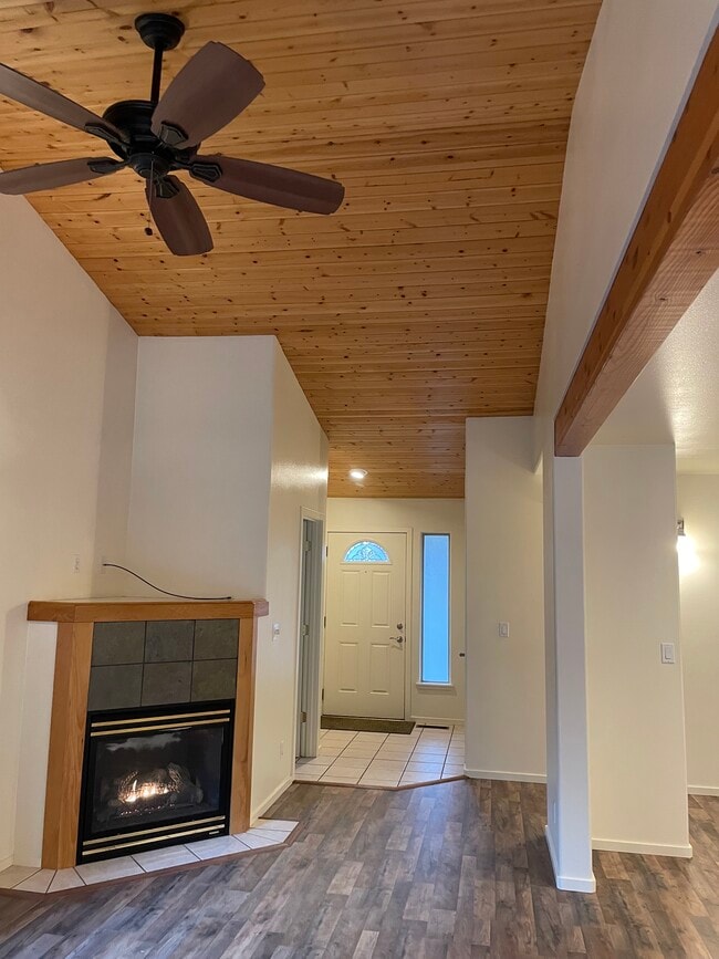 Building Photo - 1755 NE Lotus Dr