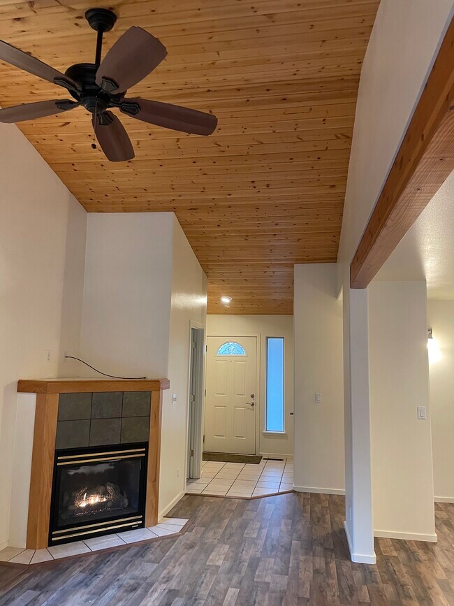 Foto del edificio - 1755 NE Lotus Dr