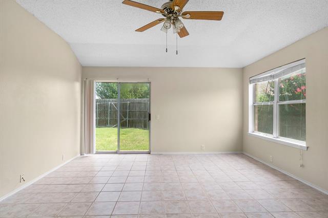 Foto del edificio - 3300 Creekwood Dr