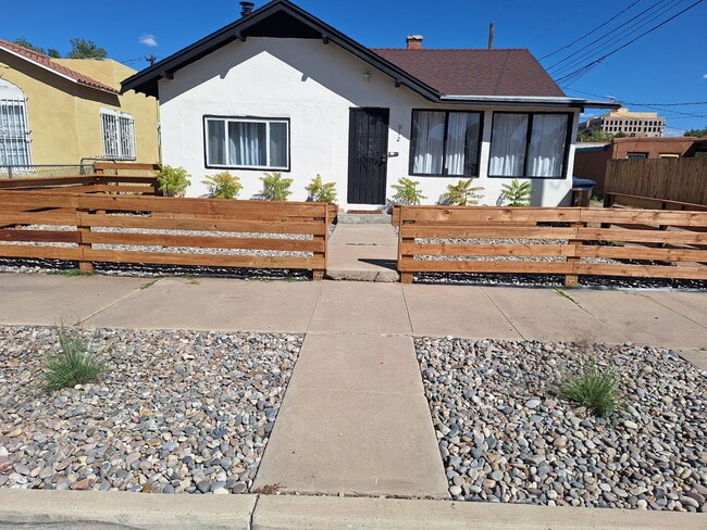 Building Photo - 912 7th St NW