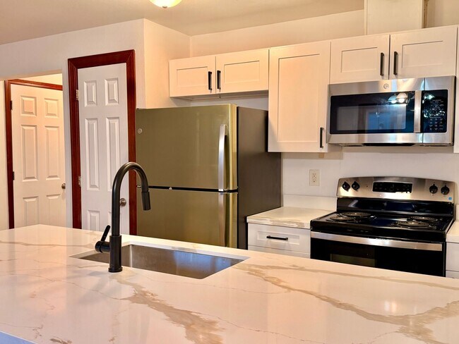 Foto del edificio - Spacious, remodeled two-level duplex