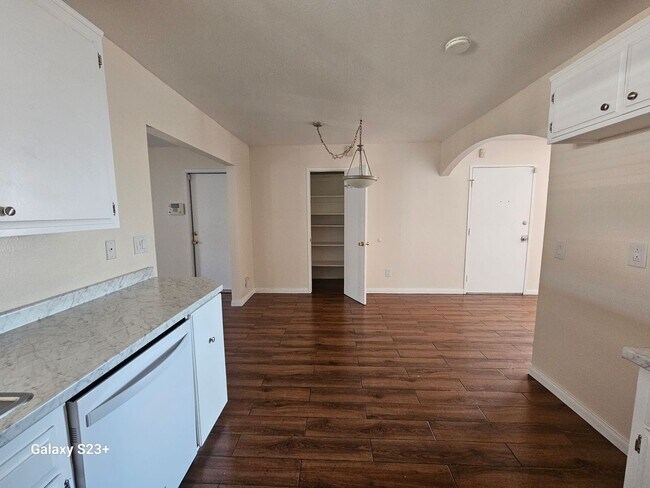 Foto del edificio - FRESH, CLEAN & BRIGHT 3 BED 2 BATH