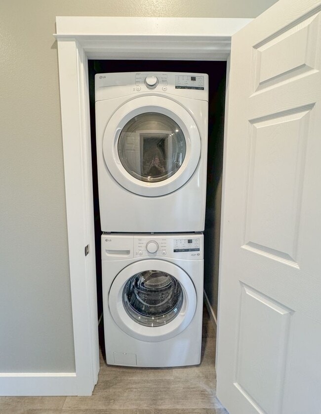 Building Photo - Pet Friendly 2 bed/ 2 bath unit at Soldier...