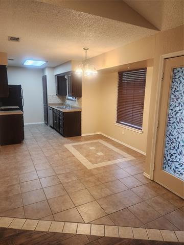 Building Photo - 4302 N Chisholm Trail