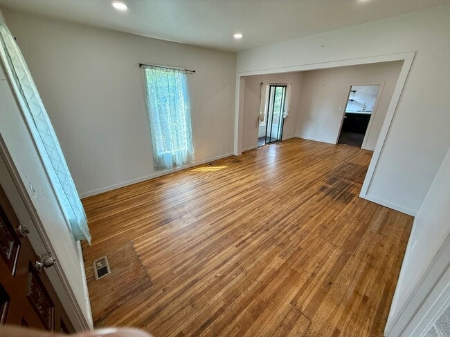 Building Photo - Charming 3-Bedroom Home with Spacious Yards & Modern Comforts in Lewiston