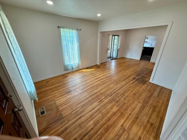 Foto del edificio - Charming 3-Bedroom Home with Spacious Yards & Modern Comforts in Lewiston