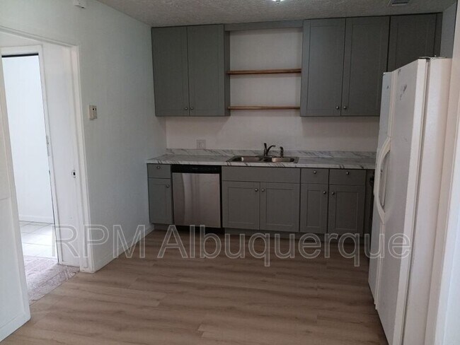 Foto del edificio - 8815 Menaul Blvd NE