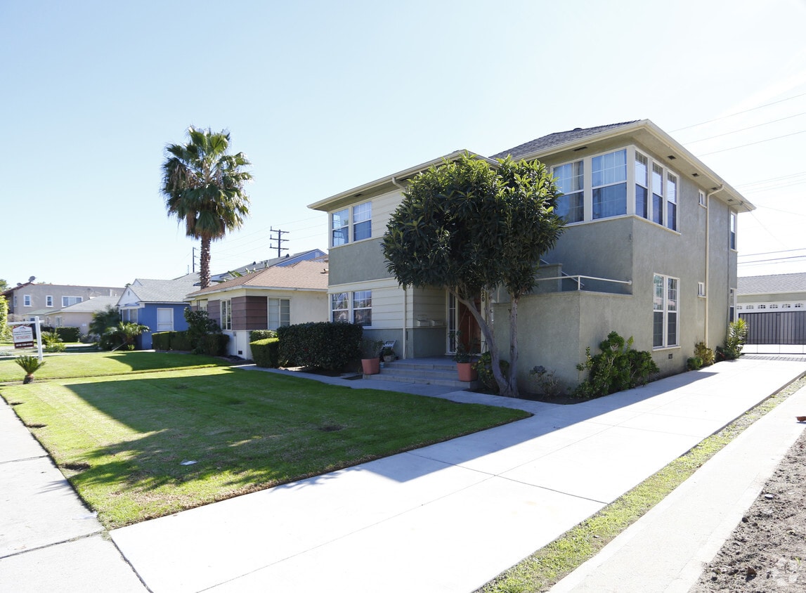 Building Photo - 820 W Glenoaks Blvd