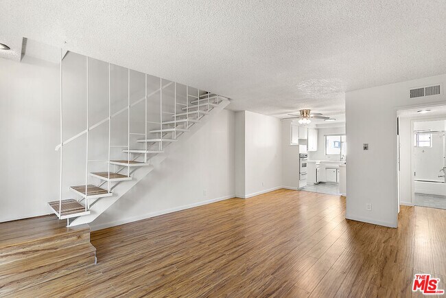 Foto del edificio - 2332 S Beverly Glen Blvd