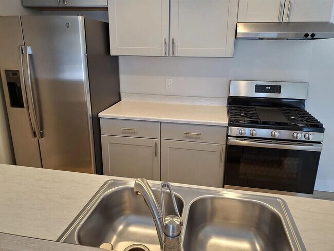 Foto del edificio - 96 Lakeview Cir