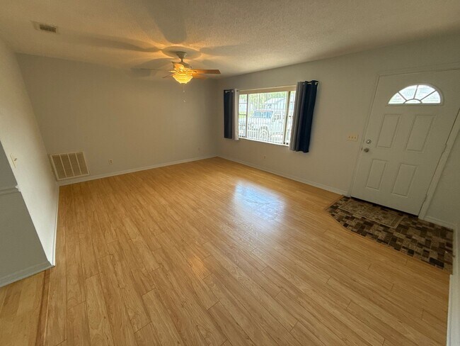 Foto del edificio - 8215 W Cecil Ln