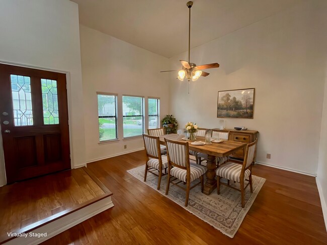 Foto del edificio - Spacious 3 Bedroom/2.5 Bath home with Large Game Room and Fabulous Deck ~ Move in Ready!