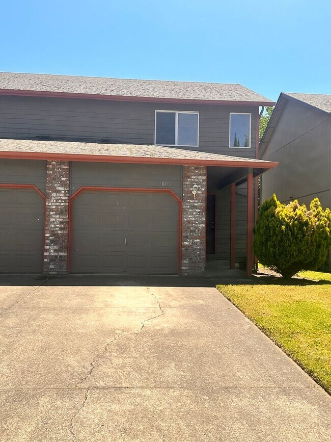 Building Photo - Large 2-story Duplex ~ 3 Bed / 1.5 Bath