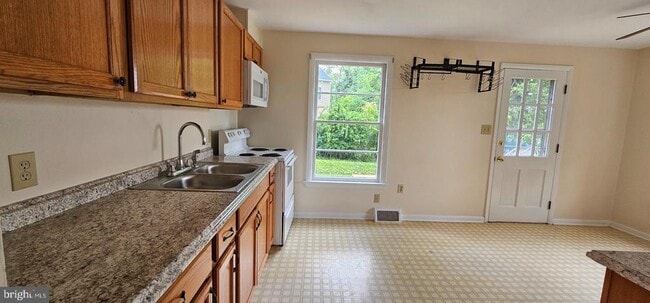 Foto del edificio - 230 E Whitlock Ave