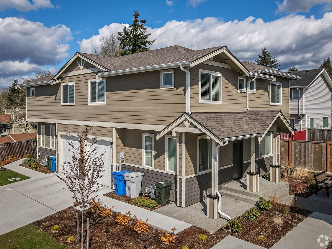 Puget Drive Townhomes Apartments in Renton, WA