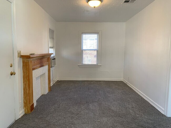Building Photo - Adorable 1 Bedroom