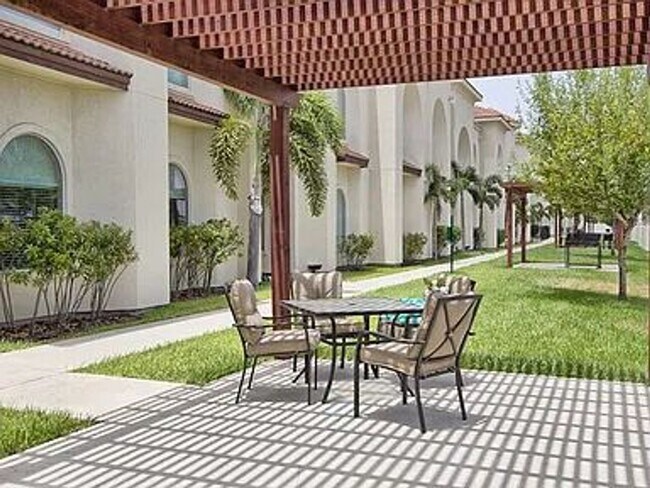 Foto del edificio - Apt 3 - 1413 E Keeton Ave