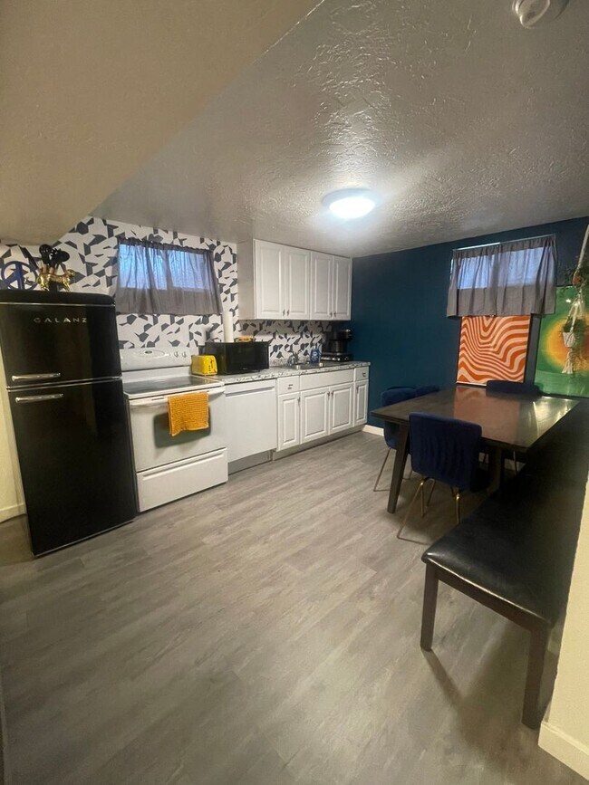 Foto del edificio - Fully furnished basement apartment in Provo!