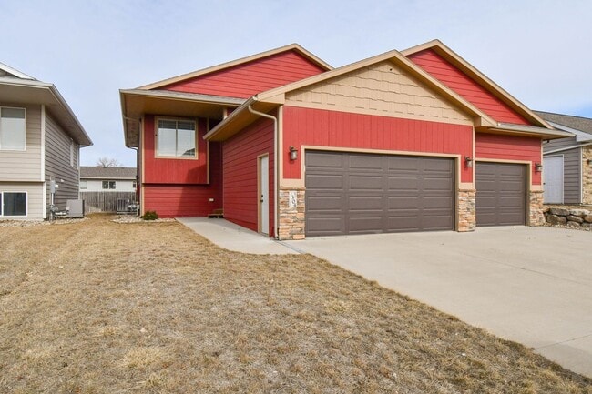 Building Photo - 5 Bedroom 3 Bathroom Single Family Home North Sioux Falls!