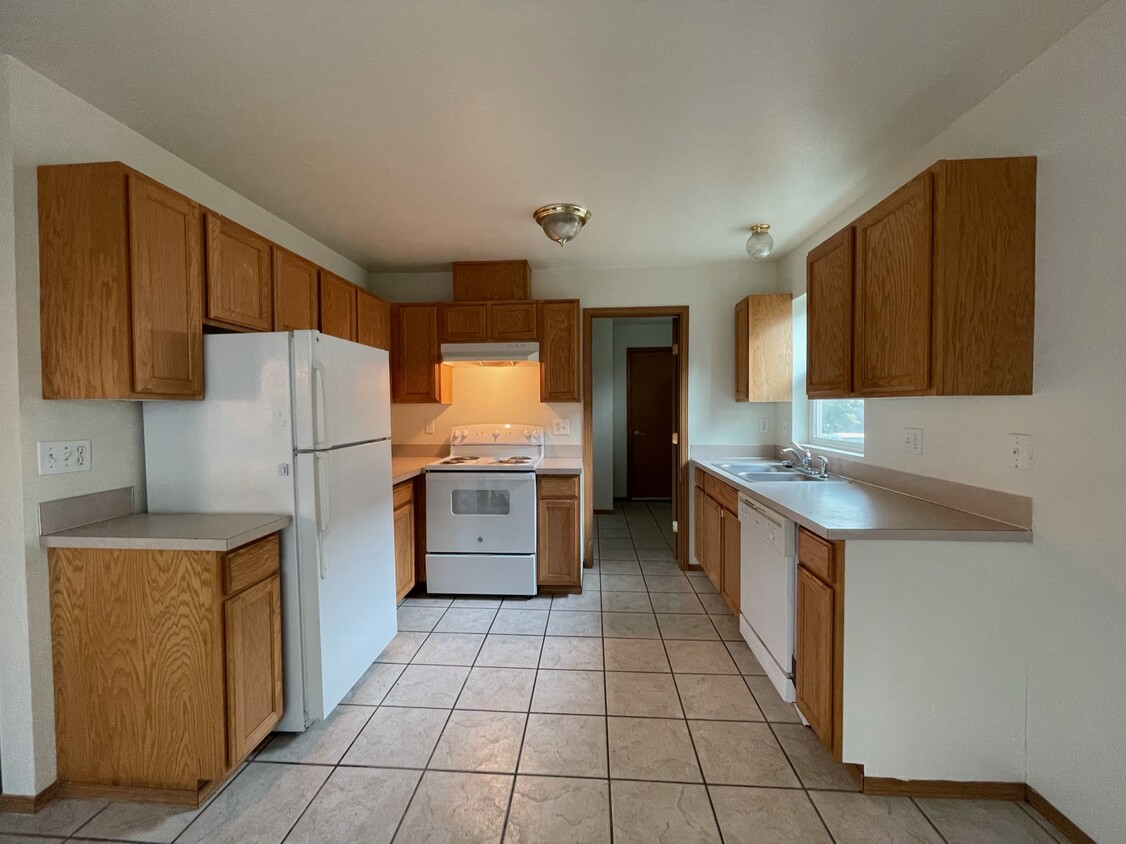 Kitchen - 3600 Fairbanks Ave