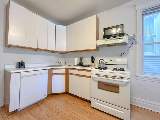 Building Photo - 2442 N Ashland Ave