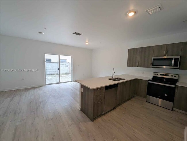 Foto del edificio - 170 NW 158th St