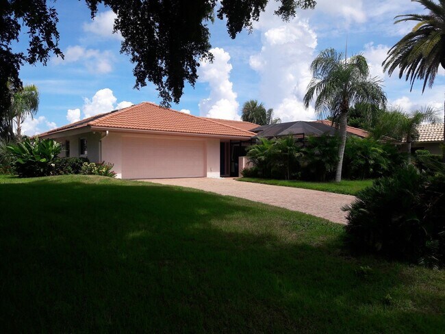 Building Photo - -Luxury 3 bedroom, 2 bath, canal front, po...