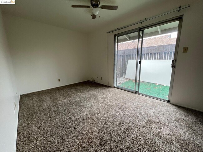 Foto del edificio - 5471 Roundtree Pl